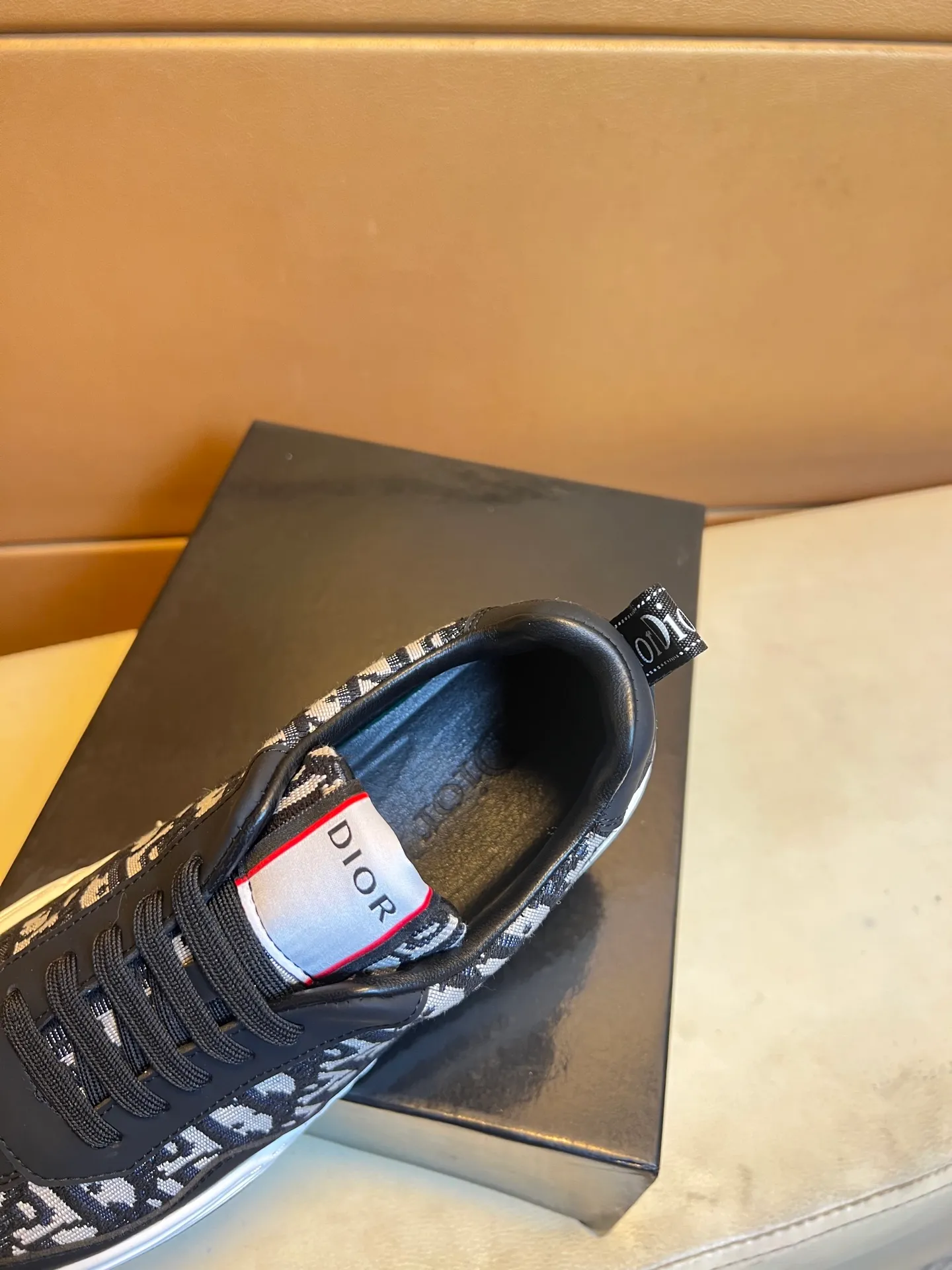 Men's shoes 💰400💰👑👑Dior original quality.~ Unique modern style sneakers. 🏃A must-have casual shoe for trendy men😍😍 Original brand imported from Italy, imported original leather, sheep lining (refuses to discolor and grind feet) Sole: Original sole provided by the original factory, French lazy style design ⚠️Fit to the feet, original quality, super comfortable original sole. It’s like shooting the real thing 🎬The real thing is better, high-quality sneakers wan men’s shoe size: 38-44